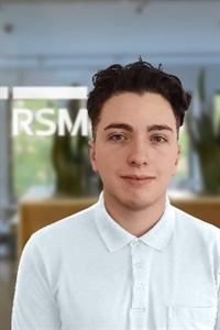 Angelo (19), Steuerfachangestellte/r