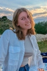 Jenni (19), Kauffrau für Marketingkommunikation