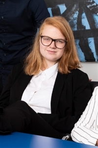 Lea (18), Steuerfachangestellte