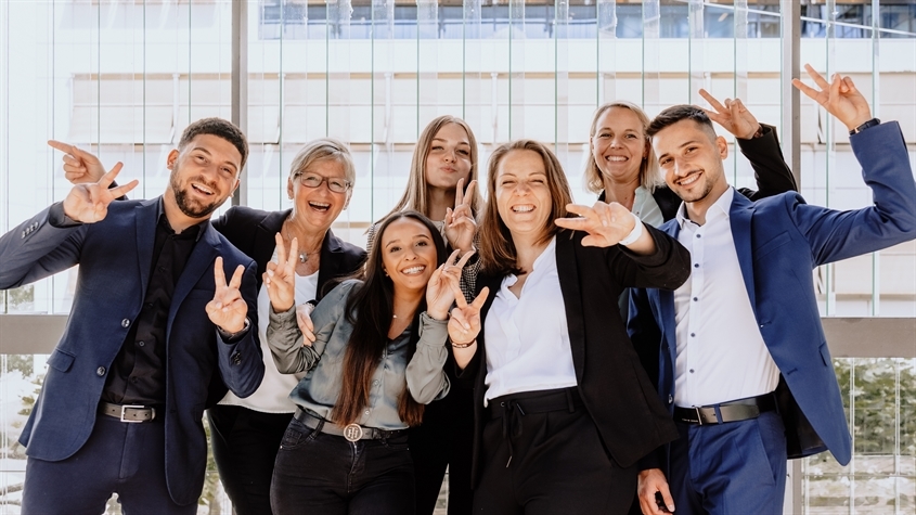 Nassauische Sparkasse (NASPA): Azubis mit Ausbilderinnen - ein starkes Team