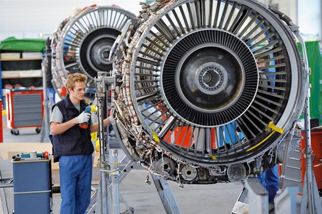 MTU Aero Engines: Wartung eines Triebwerks V2500, mit dem z.B. der A320 fliegt.