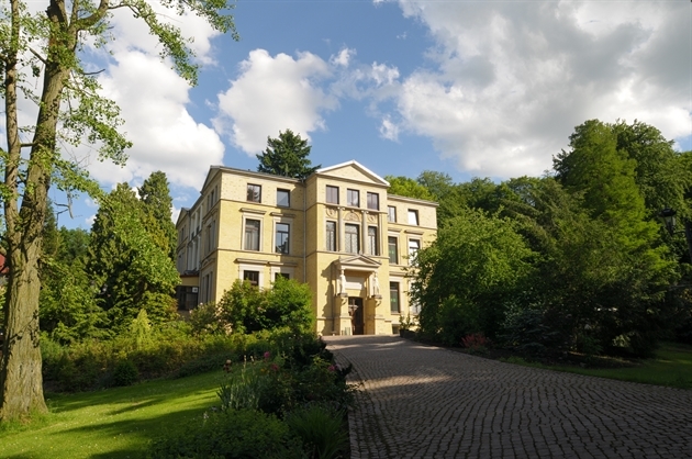 Bernd-Blindow-Gruppe: In der Bernd-Blindow-Schule in Bückeburg befindet sich die Verwaltung. Im Haus Braunschweig erhalten u.a. angehende Physiotherapeuten Unterricht. 