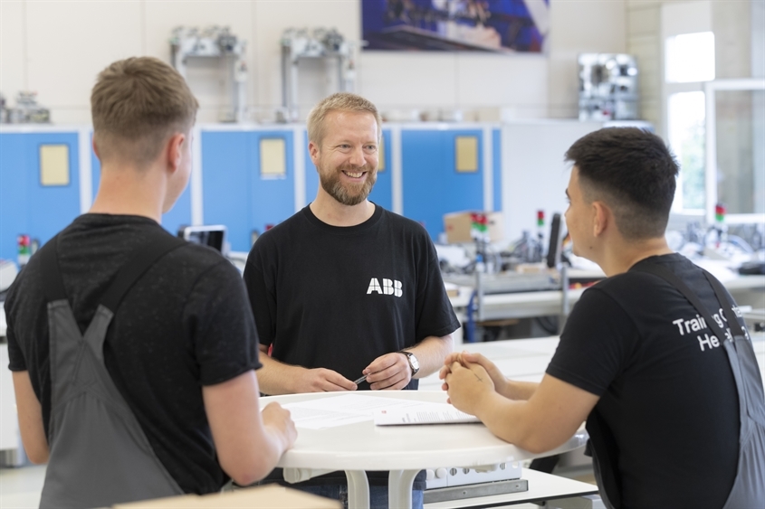 ABB AG Ausbildungs- und Trainings-Center: Ausbilder im Gespräch mit Auszubildenden