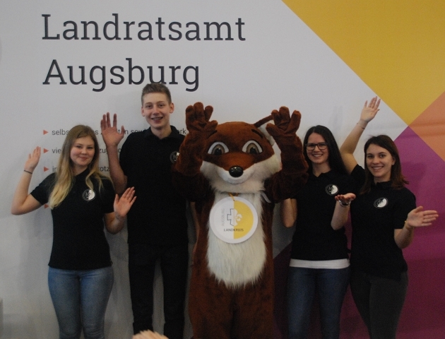 Landratsamt Augsburg: Auch unser Maskottchen findet die Ausbildung bei uns super!