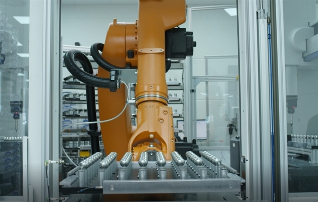 implantcast GmbH: Hand in Hand mit Robotern arbeiten