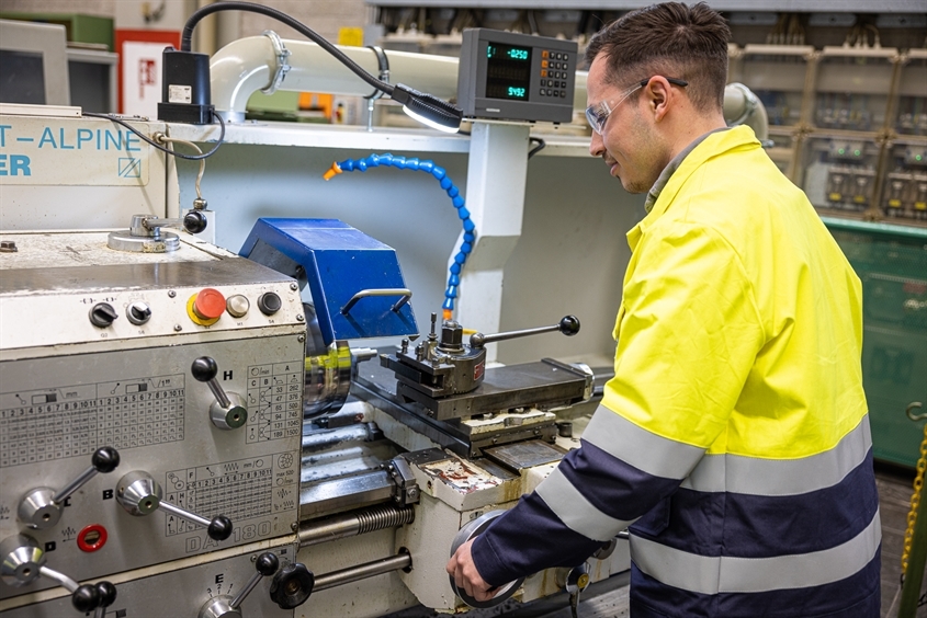 Basell Polyolefine GmbH: Industriemechaniker an einer Drehmaschine 