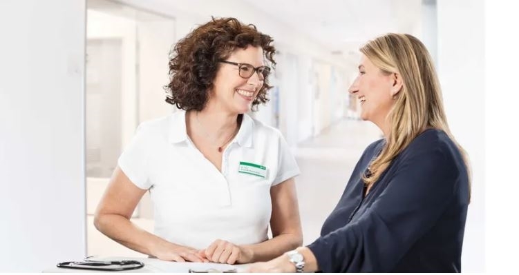 KfH Kuratorium für Dialyse und Nierentransplantation e.V.: Pflegekraft im Gespräch 