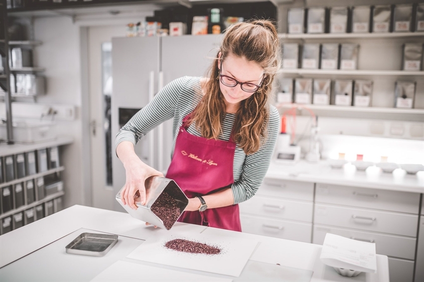 Hälssen & Lyon GmbH: Lerne während Deines Einsatzes in einer unserer Produktentwicklungen kennen, wie unsere Teerezepturen erstellt werden und sei live beim Verkosten dabei.