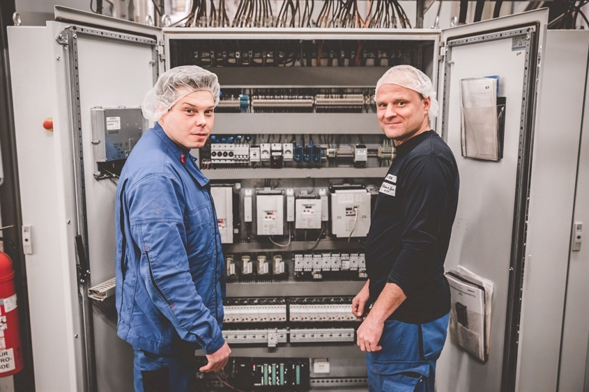 Hälssen & Lyon GmbH: In unseren technisch-gewerblichen Ausbildungsberufen wird Teamwork groß geschrieben: Gemeinsam arbeiten wir daran, unsere Maschinen am Laufen zu halten. Hälssen & Lyon GmbH: In unseren technisch-gewerblichen Ausbildungsberufen wird Teamwork groß geschrieben: Gemeinsam arbeiten wir daran, unsere Maschinen am Laufen zu halten.