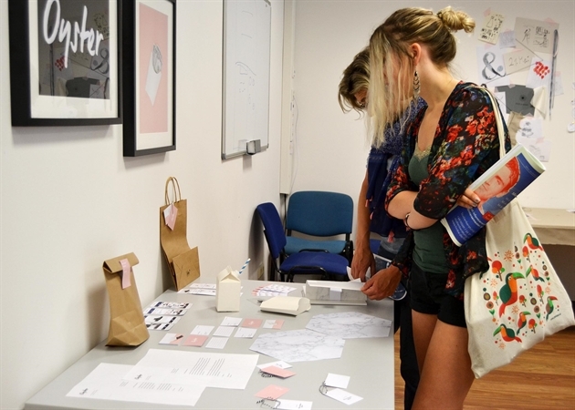 HMKW - Hochschule für Medien, Kommunikation und Wirtschaft: Besucherinnen der Semesterausstellung Sommersemester 2016 am Campus Köln