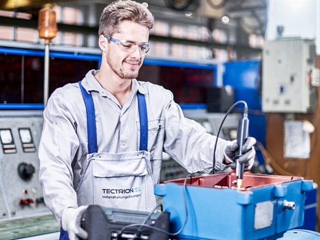 TECTRION GmbH: Mechatroniker bei der Prüfung einer Anlage