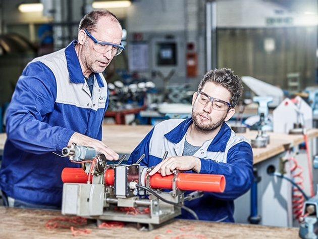 TECTRION GmbH: Verfahrensmechaniker-Azubi bei der Herstellung von Einzelteilen