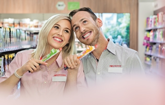 Dirk Rossmann GmbH: Ausbildung bei ROSSMANN. Machen macht Spaß. Dirk Rossmann GmbH: Ausbildung bei ROSSMANN. Machen macht Spaß.
