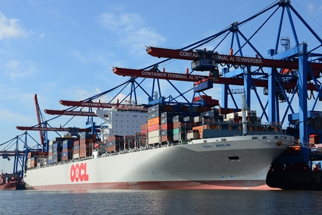 Orient Overseas Container Line Ltd. Zweigniederlassung Deutschland: Die OOCL Berlin in Action am Terminal in Hamburg
