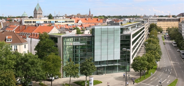 Münchener Hypothekenbank eG: Zentrale der MünchenerHyp mit Haupteingang