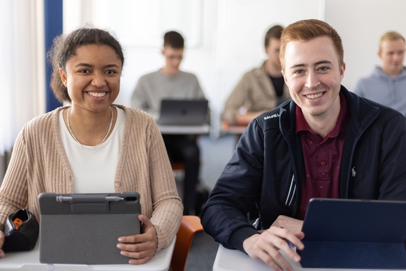 accadis Hochschule: Mit Freunden durch das Studium