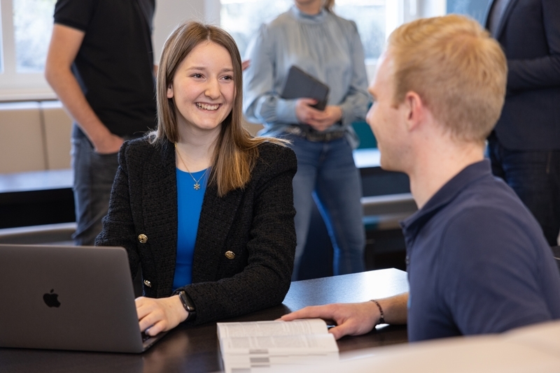 accadis Hochschule: Studierende in der accadis Lounge