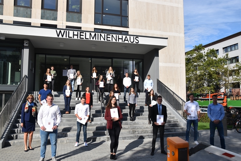 Regierungspräsidium Darmstadt: Gruppenfoto duale Studierende
