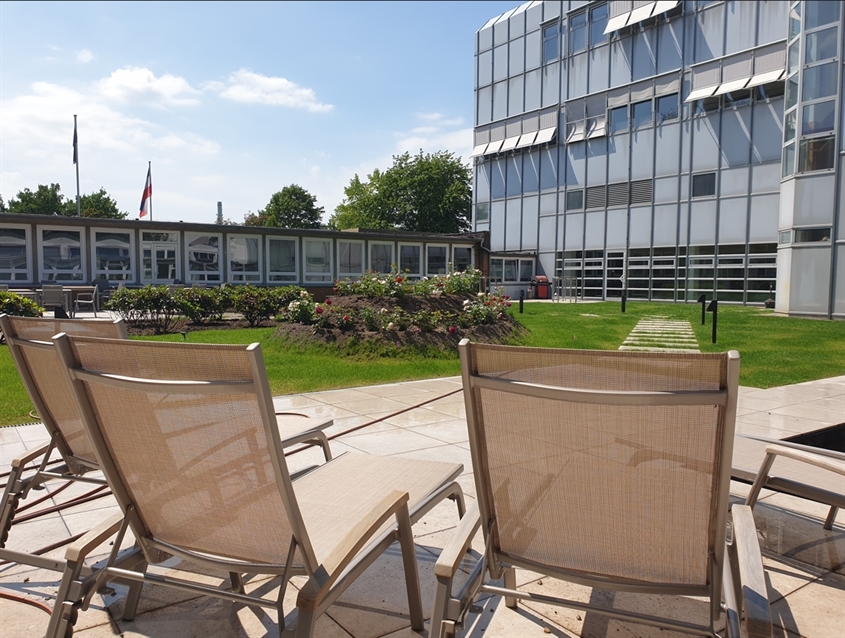 Fachhochschule Wedel gGmbH: Der Innenhof: Zwischen den Vorlesungen ein echter Erholungsort! Fachhochschule Wedel gGmbH: Der Innenhof: Zwischen den Vorlesungen ein echter Erholungsort!