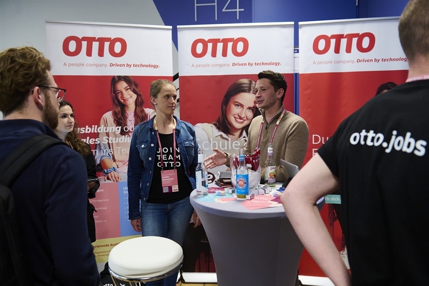 Fachhochschule Wedel gGmbH:  Jährlich kommen Unternehmen auf unsere Firmenkontaktmesse, um Absolventinnen und Absolventen für eine Anstellung oder Studierende für Praktika und Abschlussarbeiten zu gewinnen Fachhochschule Wedel gGmbH:  Jährlich kommen Unternehmen auf unsere Firmenkontaktmesse, um Absolventinnen und Absolventen für eine Anstellung oder Studierende für Praktika und Abschlussarbeiten zu gewinnen