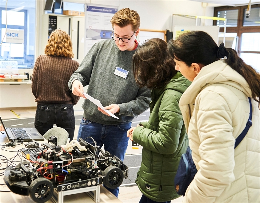 Fachhochschule Wedel gGmbH: Infotag jeweils im Frühjahr:  Der gesamte Campus ist geöffnet. Die Mitarbeiter:innen laden zu Infoangeboten in Vorträgen, persönlichen Gesprächen, an Infoständen und Aktivitäten in den Laboren rund um die Themen Informatik, Technik und Wirtschaft ein Fachhochschule Wedel gGmbH: Infotag jeweils im Frühjahr:  Der gesamte Campus ist geöffnet. Die Mitarbeiter:innen laden zu Infoangeboten in Vorträgen, persönlichen Gesprächen, an Infoständen und Aktivitäten in den Laboren rund um die Themen Informatik, Technik und Wirtschaft ein