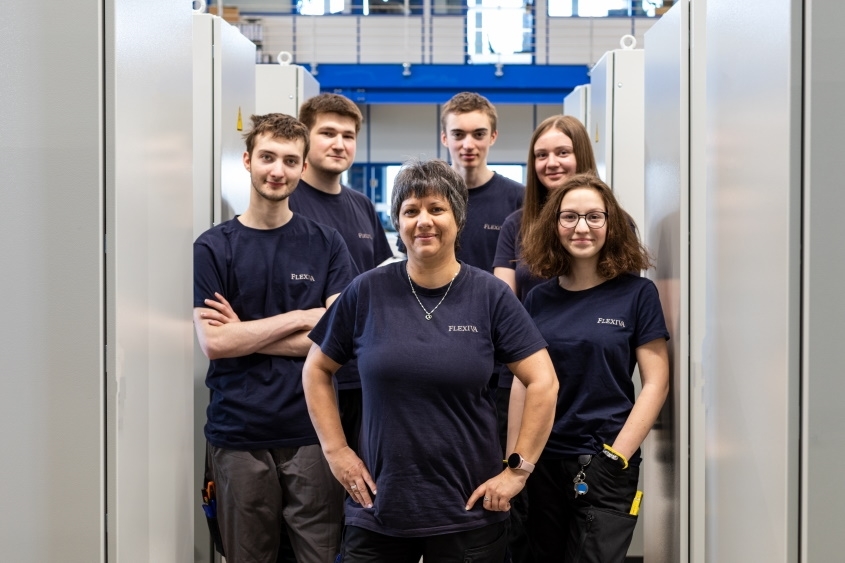 FLEXIVA automation & Robotik GmbH: Gruppenbild Ausbildung Elektrotechnik