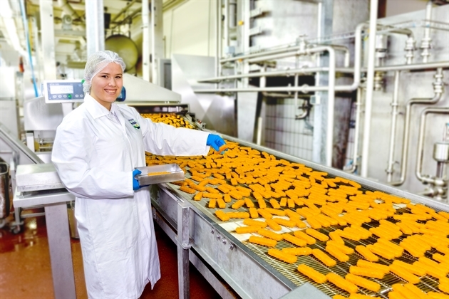 FRoSTA AG: Marina, FALET-Azubi, im Herzen von FRoSTA - unserer Produktion. 