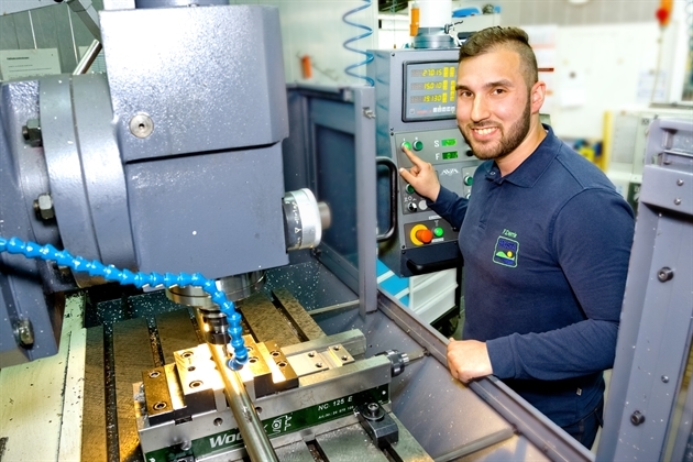 FRoSTA AG: Ferdi, angehender Mechatroniker in der FRoSTA-Zentralwerkstatt