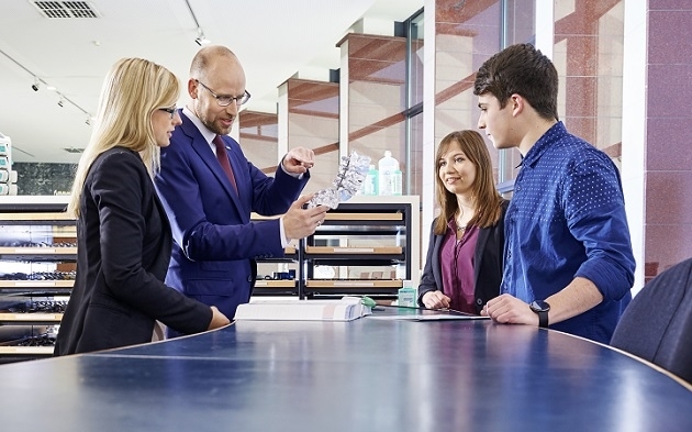 Aesculap AG: Schulungen im Rahmen unseres Qualifizierungsprogrammes sind ein wichtiger Bestandteil unserer Ausbildung. Hierzu gehören auch Produktschulungen.