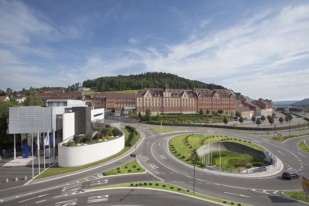 Aesculap AG: Aesculap ist in der Region der größte Ausbildungsbetrieb mit über 3.300 Beschäftigten und rund 240 Auszubildende und Studierende in Tuttlingen.
