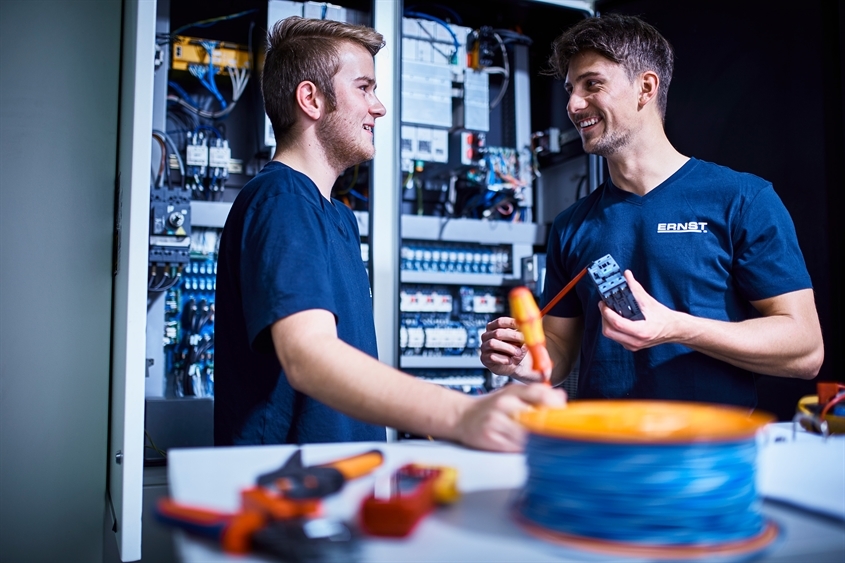 ERNST Umformtechnik GmbH: Mechatroniker (mwd) - Mit Kraft und Strom alles in Bewegung halten