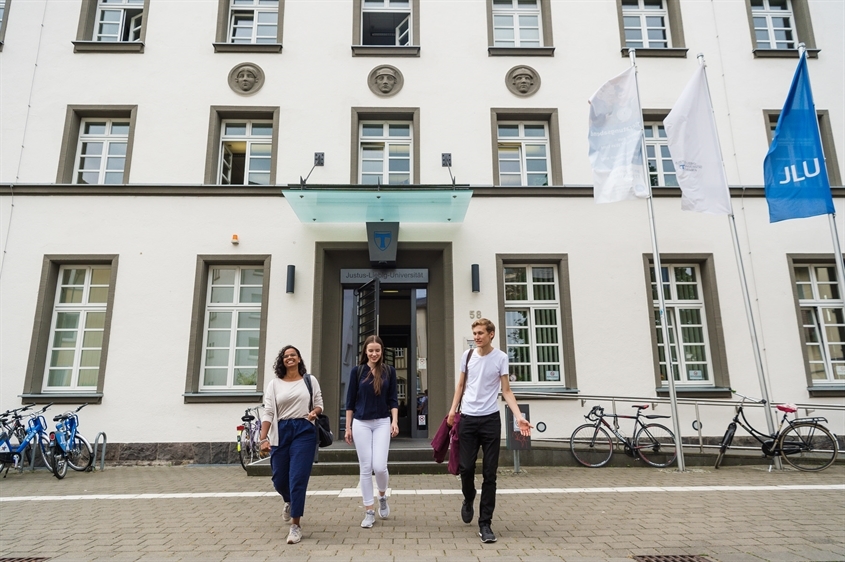 Justus-Liebig-Universität Gießen (JLU): Vor dem Erwin-Stein-Gebäude mit Sitz der Verwaltung (Foto: JLU / Katrina Friese)