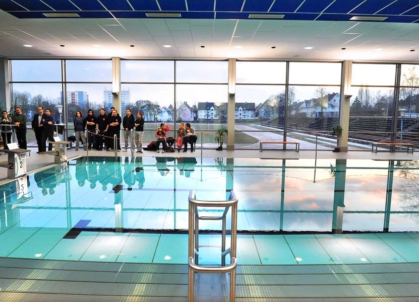 Justus-Liebig-Universität Gießen (JLU): In der Schwimmhalle des Allgemeinen Hochschulsports mit Außenblick aufs Sportgelände (Foto: Franz Möller)