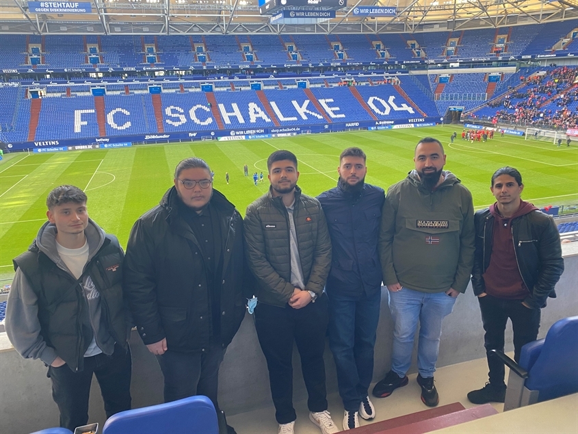 Stölting Service Group GmbH: Azubis in der Stölting-Loge auf Schalke | U23-Spiel gegen Rot-Weiß Essen am 26.02.2022