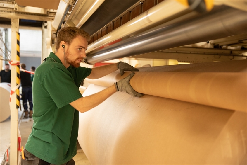 Klingele Paper & Packaging SE & Co. KG: Mitarbeiter an der Maschine 