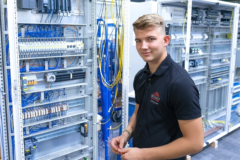 SCHULZ Systemtechnik GmbH: Jan macht eine Ausbildung zum Elektroniker für Automatisierungstechnik