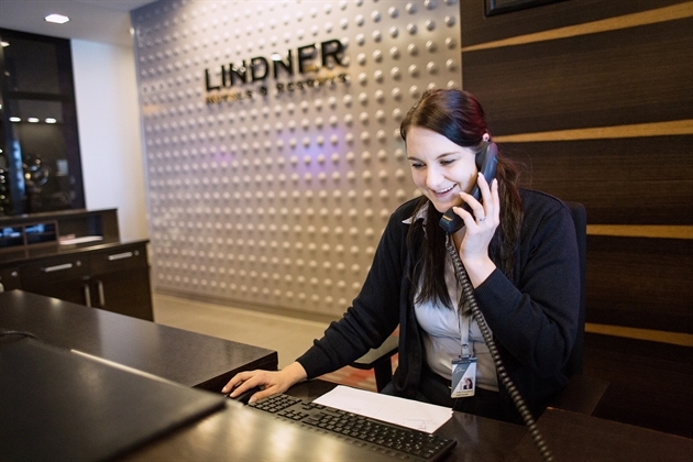 Lindner Hotels & Resorts: Arbeiten an der Rezeption