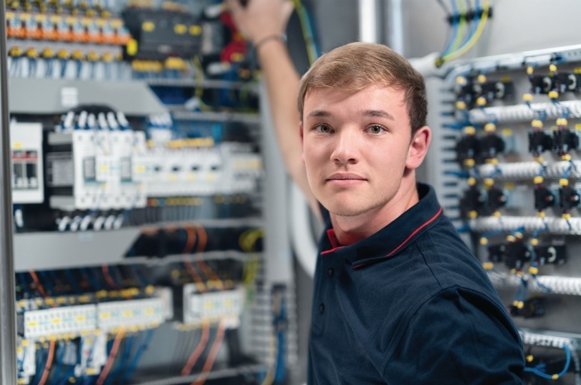 HellermannTyton GmbH & Co. KG: Mechatroniker Björn am Schaltschrank
