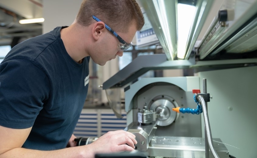 HellermannTyton GmbH & Co. KG: Industriemechaniker Philipp an der CNC-Fräse
