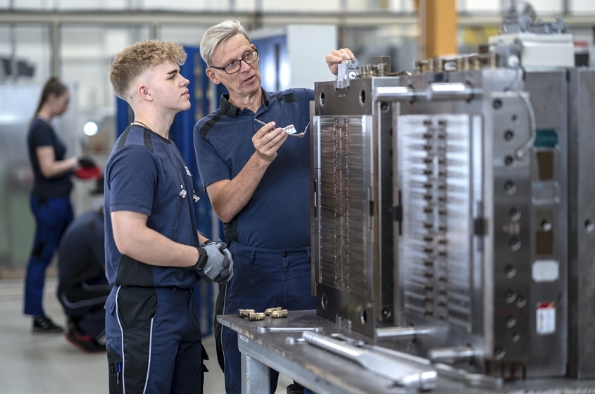 HellermannTyton GmbH & Co. KG: Werkzeugmechaniker Mika und Ausbilder Roland an einer Spritzgussform