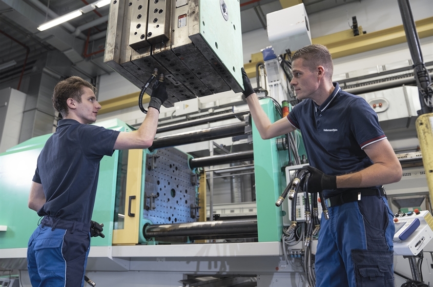 HellermannTyton GmbH & Co. KG: Verfahrensmechaniker Colin und Ausbilder Henrik