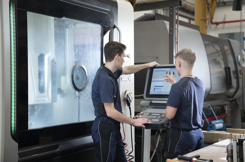 HellermannTyton GmbH & Co. KG: Yannik und Mika an einer der CNC-Fräsen
