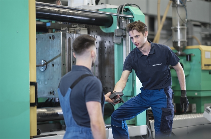 HellermannTyton GmbH & Co. KG: Colin beim Rüsten einer Spritzgussmaschine
