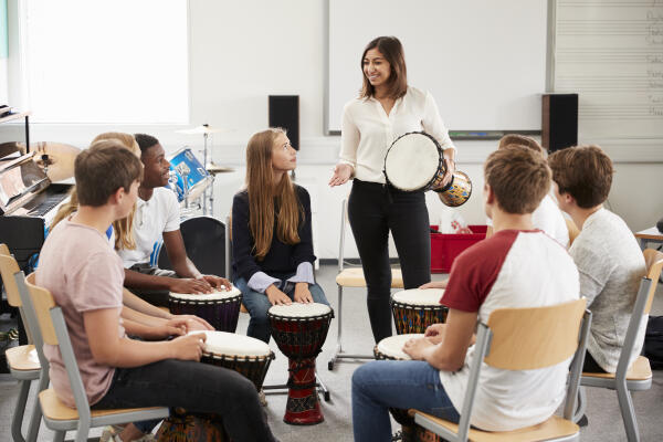 Musiklehrerin mit Schülern