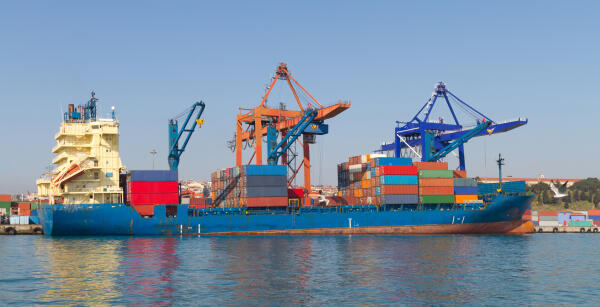 Hafenkrane bedienen und Containerschiffe beladen