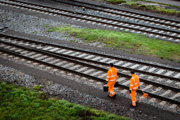 Eisenbahner überprüfen die Gleise