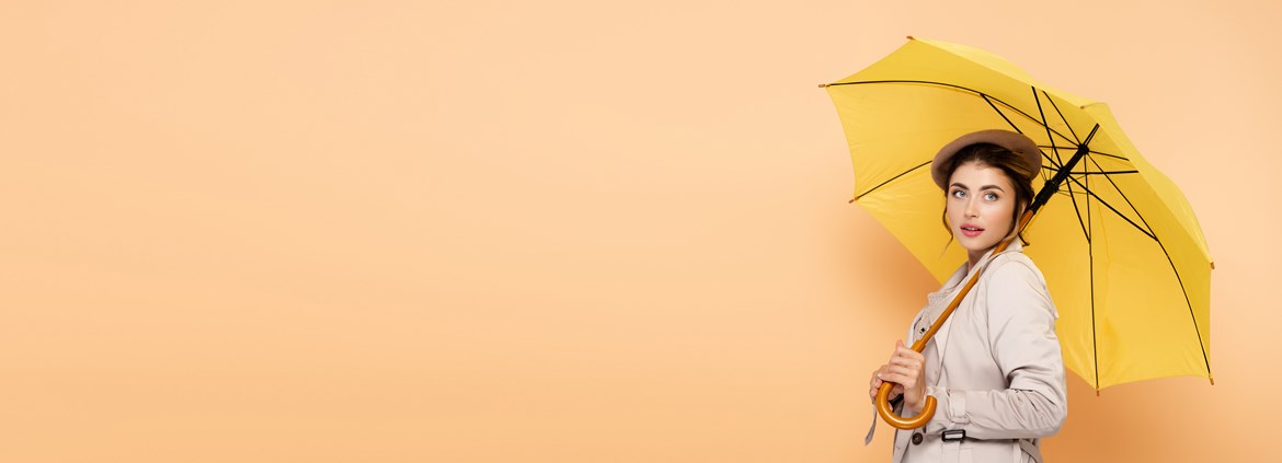 Frau mit Regenschirm