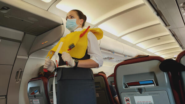Stewardess erklärt Verhalten in Notfallsituationen