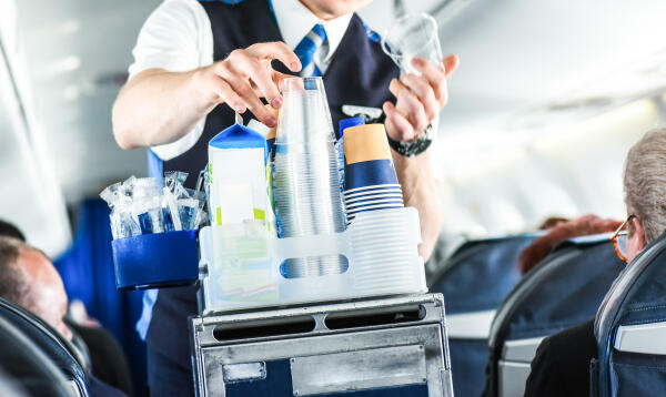 Flugbegleiter beim Getränkeservice