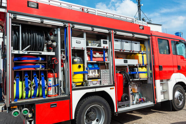 Feuerwehrfahrzeug mit Ausrüstung für verschiedene Einsatzfälle